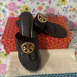 Authentic BENTON BAND FLAT SANDAL
CROCO EMBOSS